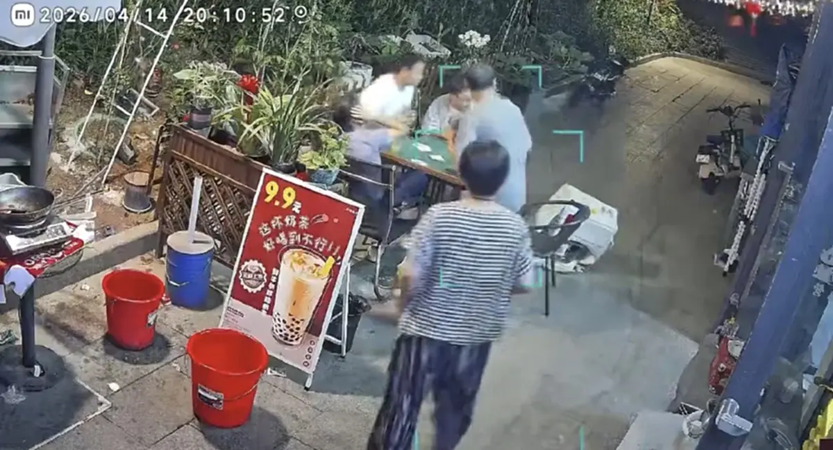 ระทึกเสี้ยววินาที! แอร์ร่วงจากชั้น 20 หญิงเฉียดตาย รอดปาฏิหาริย์