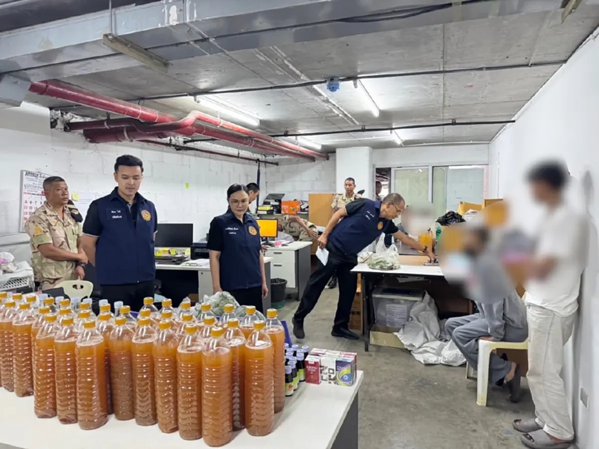 บุกจับร้านน้ำกระท่อมผสมยาแก้ไอ กลางเมืองนนท์ ยึดของกลางเพียบ