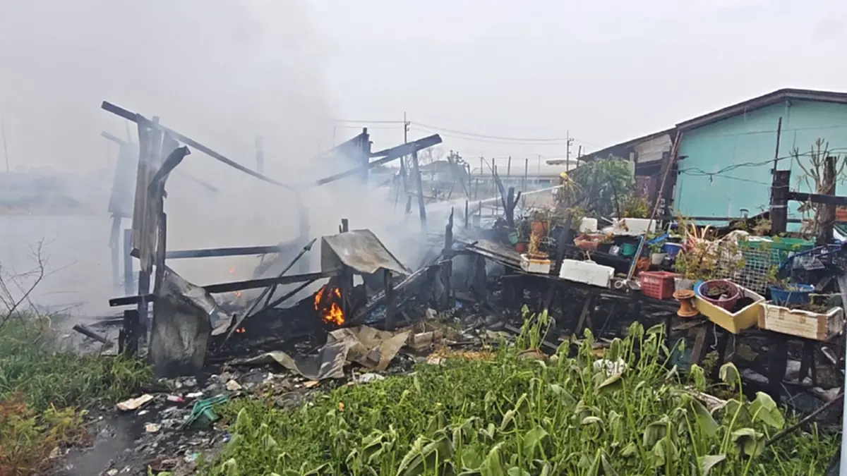 ระทึก! ฟ้าผ่ากลางพายุ ปทุมธานี บ้านไม้ริมคลองไฟไหม้วอดทั้งหลัง