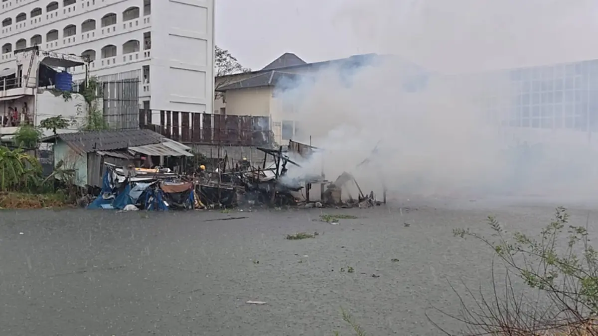 ระทึก! ฟ้าผ่ากลางพายุ ปทุมธานี บ้านไม้ริมคลองไฟไหม้วอดทั้งหลัง