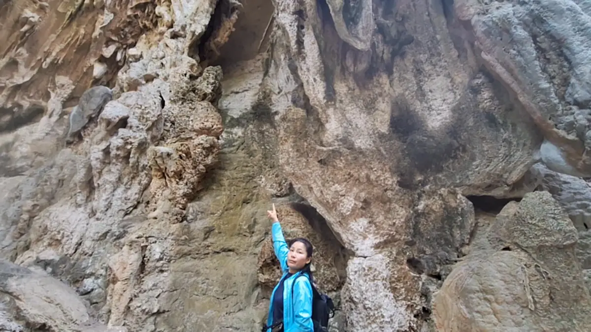 ดราม่ามือบอนเขียนชื่อเต็มผนัง "ผาซ่อนรัก" ลำปาง แม้มีป้ายห้าม