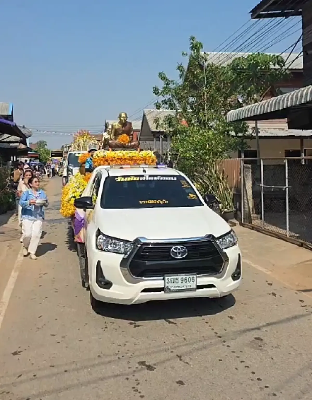 ส่องทะเบียนรถ พิธีสรงน้ำองค์รูปเหมือนหลวงปู่มหาศิลา