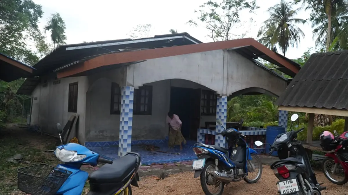 ลมหัวด้วนถล่มป่าบอน! บ้านพังร้อยหลัง พัทลุงเร่งกู้ซากช่วยด่วน