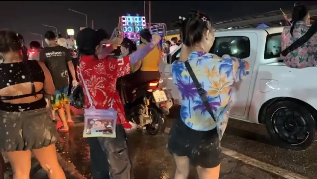 ไหลบ่อวินสุดคึกคัก! ประชาชนทะลักเล่นน้ำแน่นสองฝั่งถนน