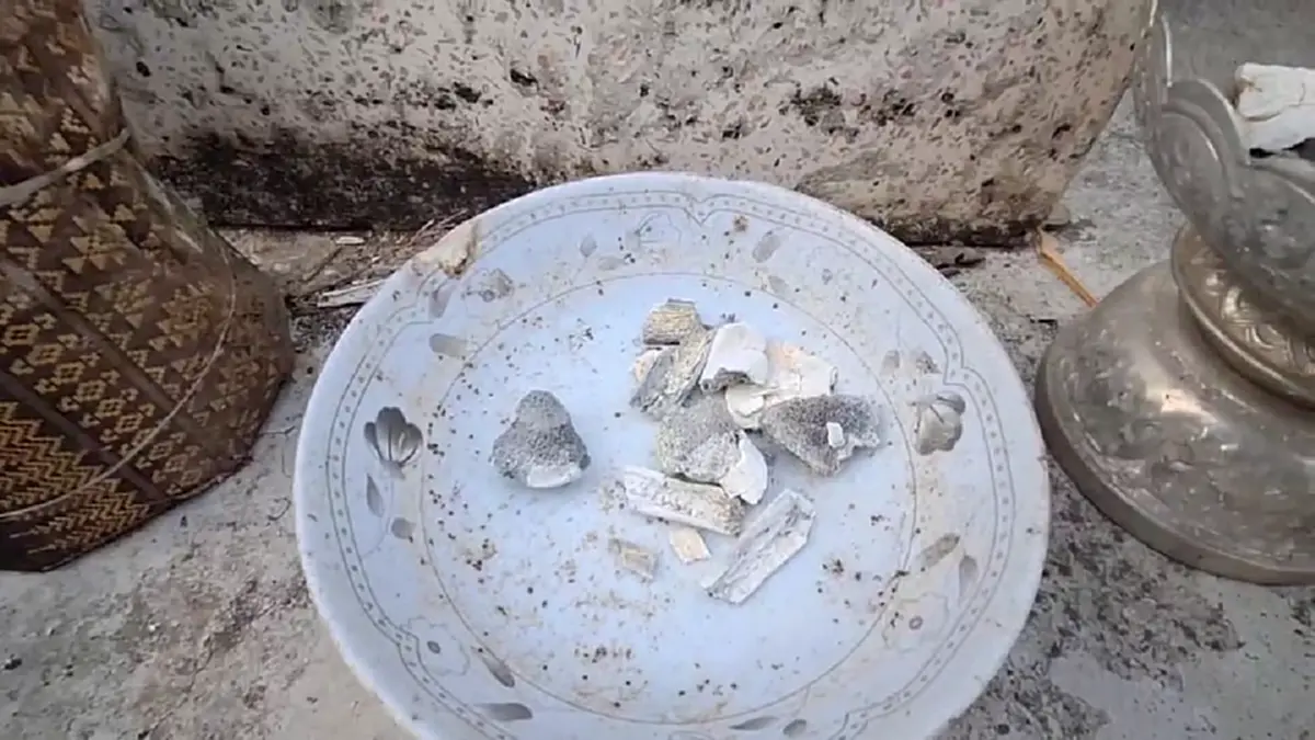 โจรใจบาปงัดธาตุเก็บกระดูก ลักผ้าไหม-เงินสด ทิ้งอัฐิเกลื่อน