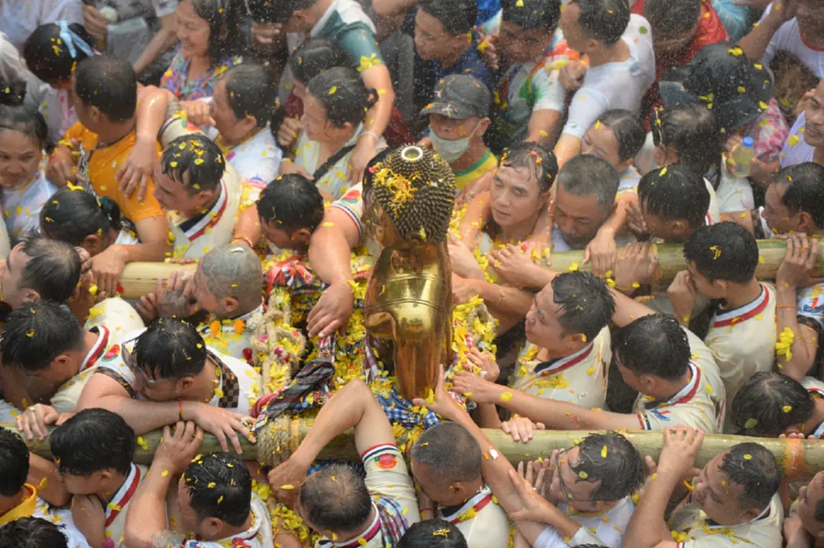 ปิดฉากสงกรานต์หนองคาย! อัญเชิญ "หลวงพ่อพระใส" ขึ้นพระอุโบสถ