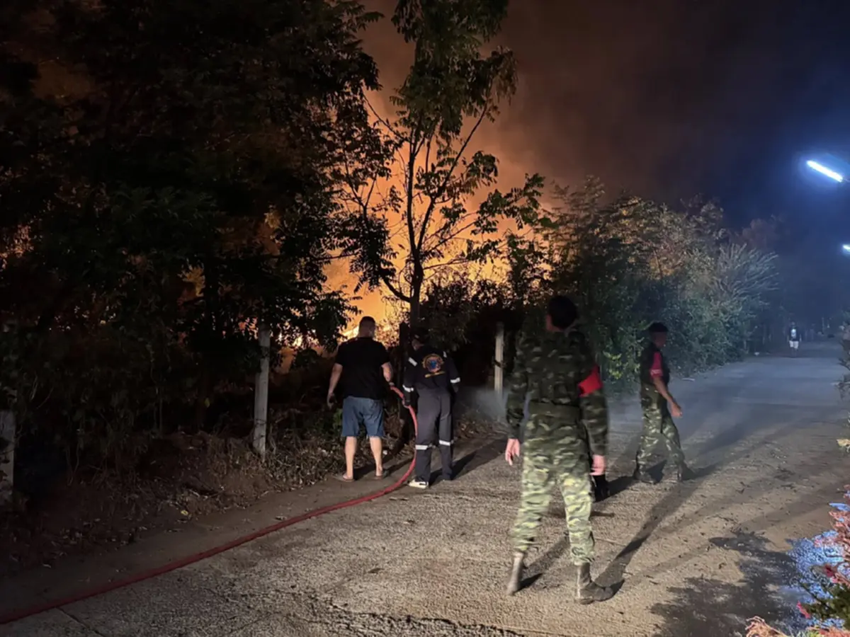 ลอบเผาขยะลามทุ่ง! ไฟไหม้ใกล้ชุมชนโคราช ระดมรถดับเพลิงคุม!