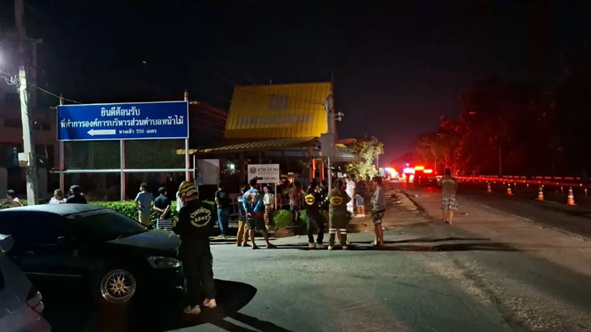 สลดสงกรานต์! ทางมืดคร่าชีวิต เก๋งชนจยย.พลิกคว่ำ ดับ 4 เจ็บ 4