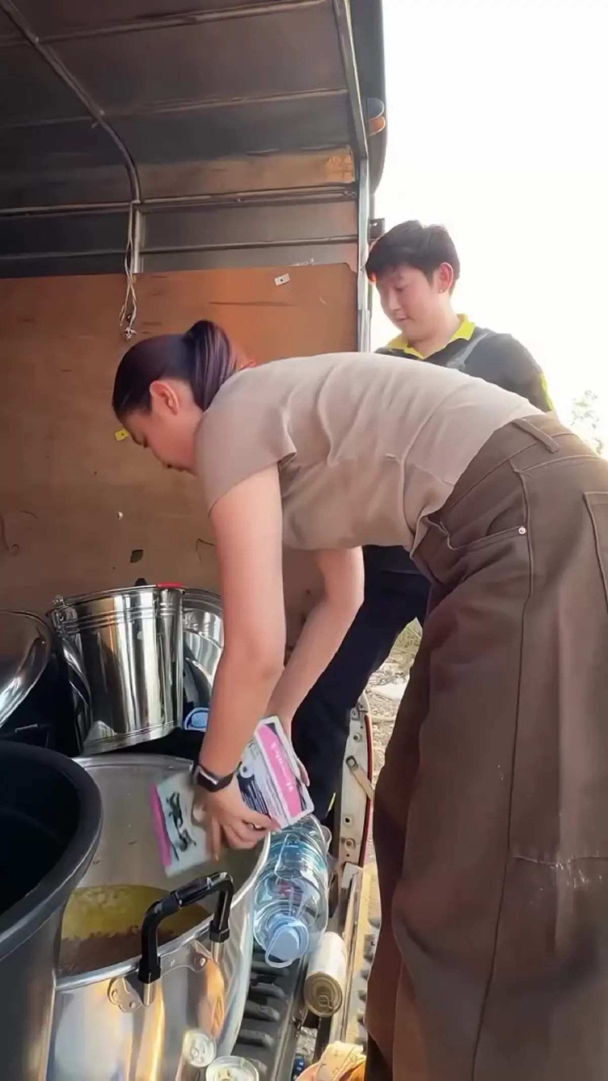 ปุ๊กลุก-ไมค์ ควงคู่ลุยคลองหลวง เลี้ยงอาหารหมาจรนับร้อย