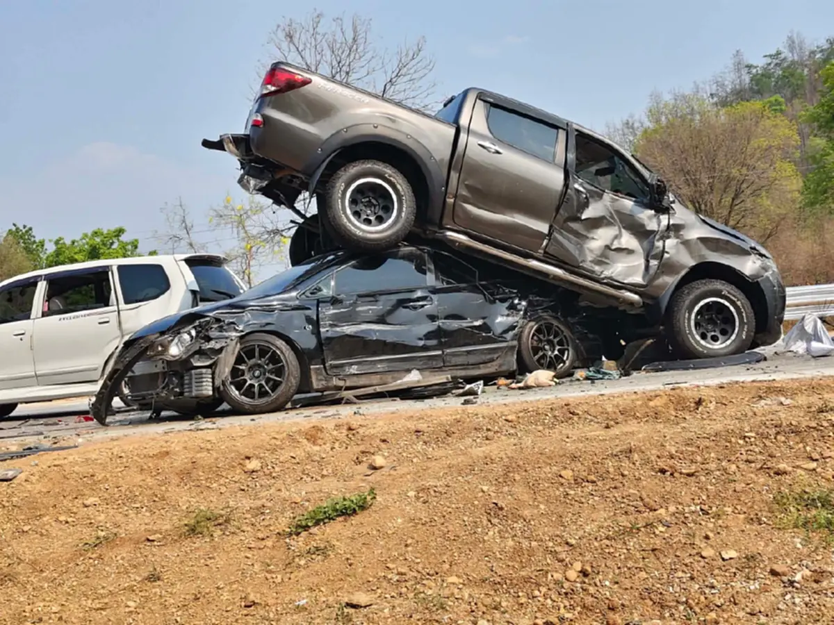 ออกแล้ว ผลตรวจรถพ่วง 18 ล้อ หลังคนขับสารภาพ ปมอุบัติเหตุชน 9 คัน