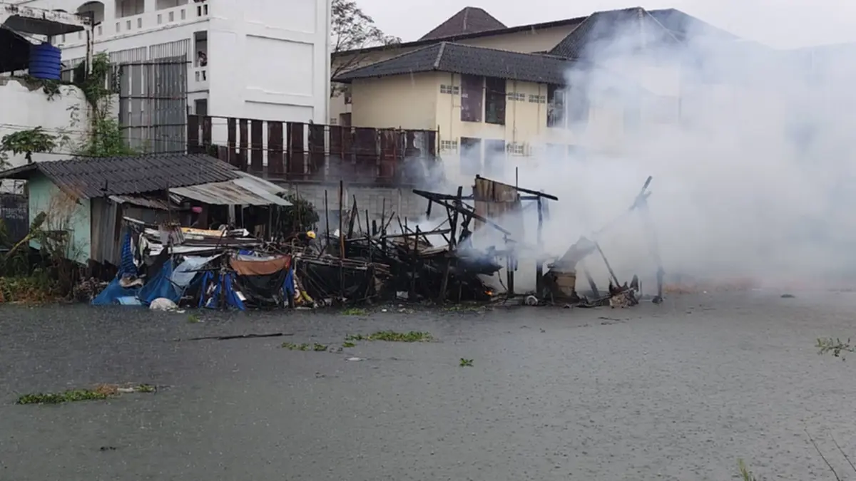 ระทึก! ฟ้าผ่ากลางพายุ ปทุมธานี บ้านไม้ริมคลองไฟไหม้วอดทั้งหลัง