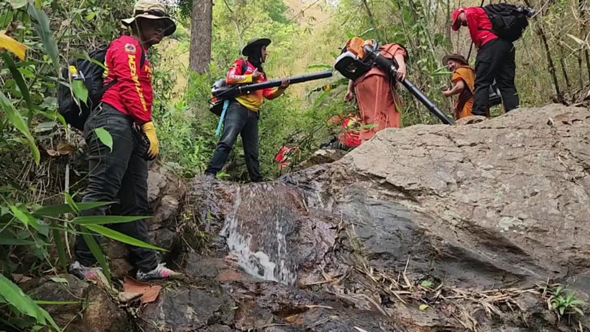 'พระครูอ๊อด' นำทีมลุยดับไฟป่า โพสต์เศร้าเจ็บปวดรักษาป่าไม่ได้