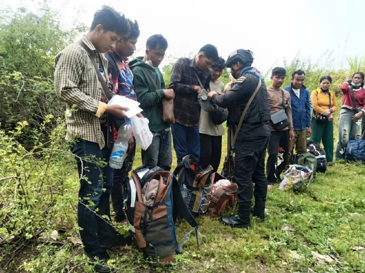 สกัดคาชายแดน! ทหารพรานรวบ 16 แรงงานกัมพูชาลอบเข้าไทย!