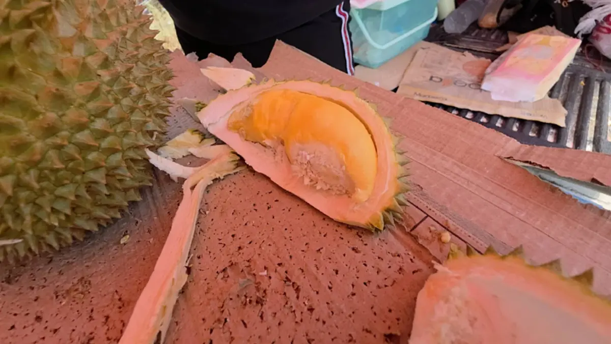 ทุเรียนร้อยเดียวทำพิษ! แม่ค้านั่งตบยุง ลูกค้าเมินรอเอฟออนไลน์