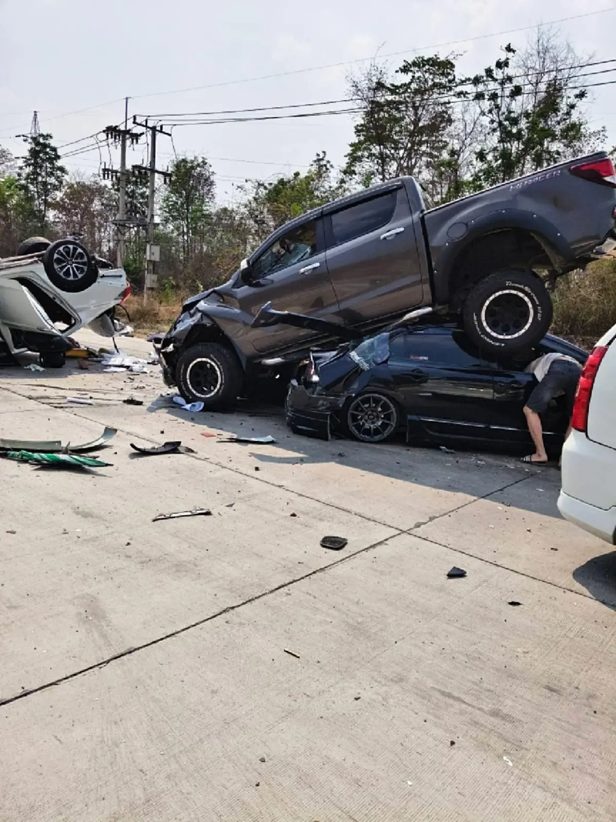 พ่วง 18 ล้อเบรกไม่ทันชนสนั่น 7 คันรวด  เด็กหญิง 3 ขวบรอดปาฏิหาริย์