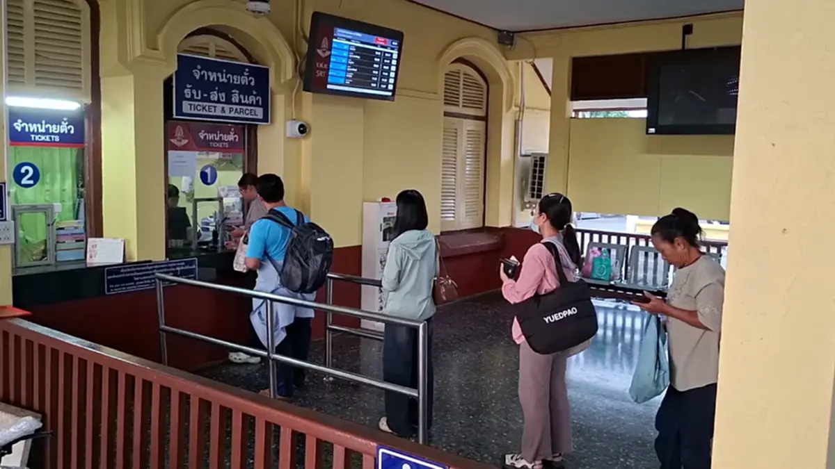 น้ำมันแพง! ชาวพิจิตรแห่ขึ้นรถไฟพุ่งเท่าตัว ตั๋วสงกรานต์เต็ม