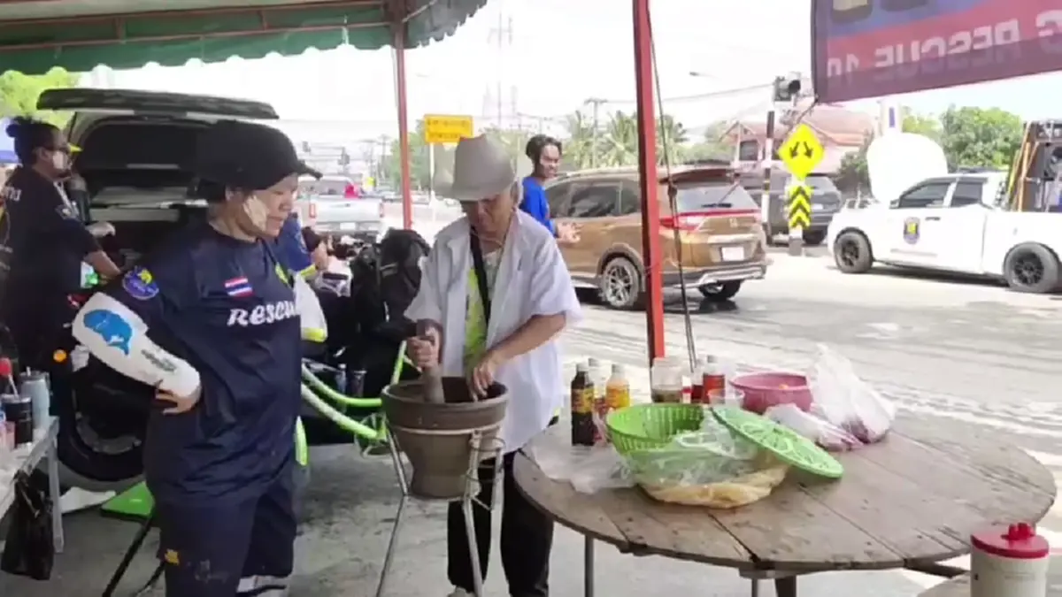 ป้าโมโหเพื่อนเบี้ยวนัดวันไหล ขนครกตำส้มตำเลี้ยงกู้ภัยแทน