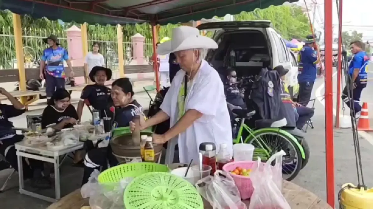 ป้าโมโหเพื่อนเบี้ยวนัดวันไหล ขนครกตำส้มตำเลี้ยงกู้ภัยแทน