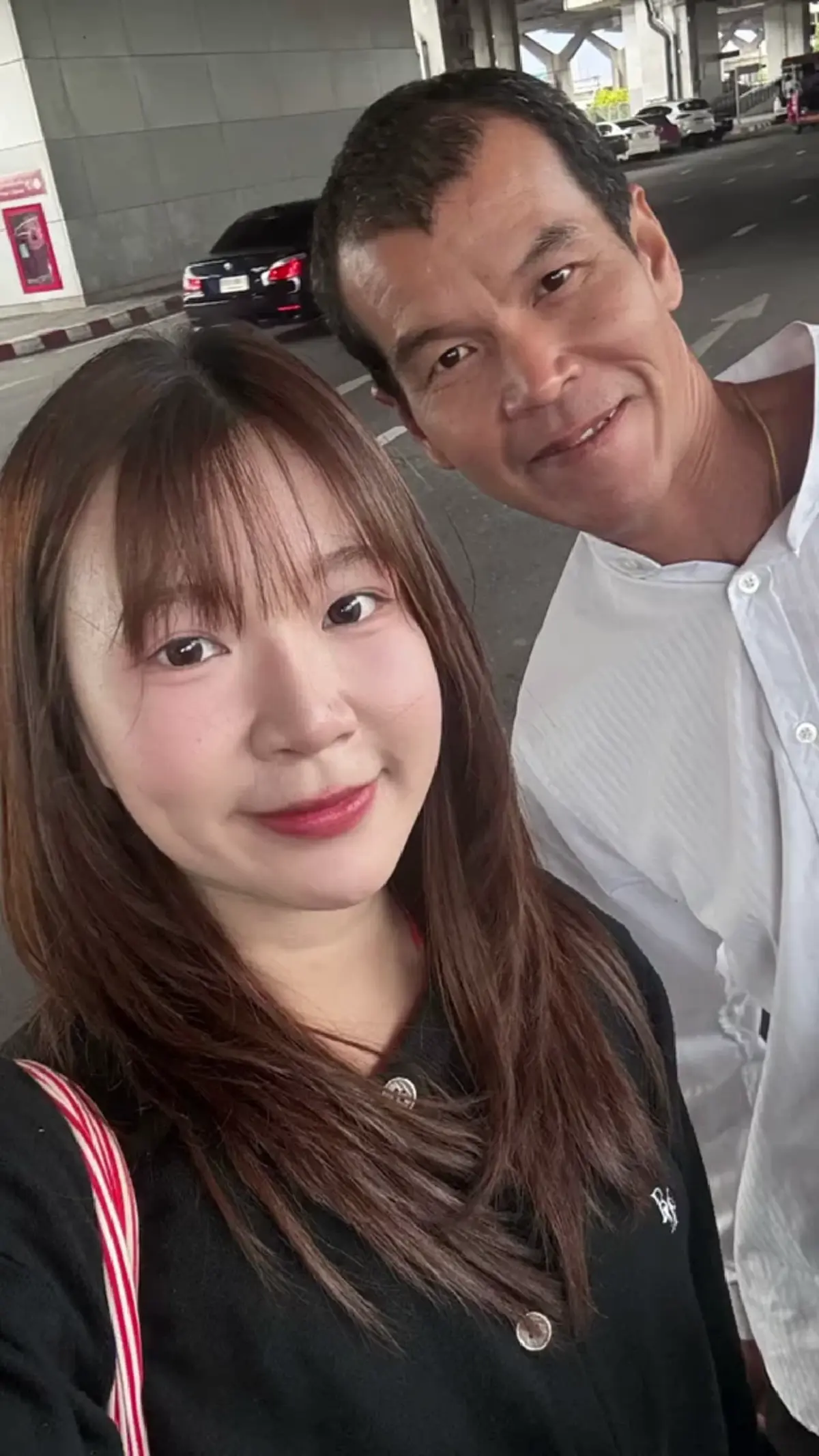 เปิดภาพ “น้องแอม” ลูกสาว “ยาว ลูกหยี” สวยเก่งทำงานสายการบิน