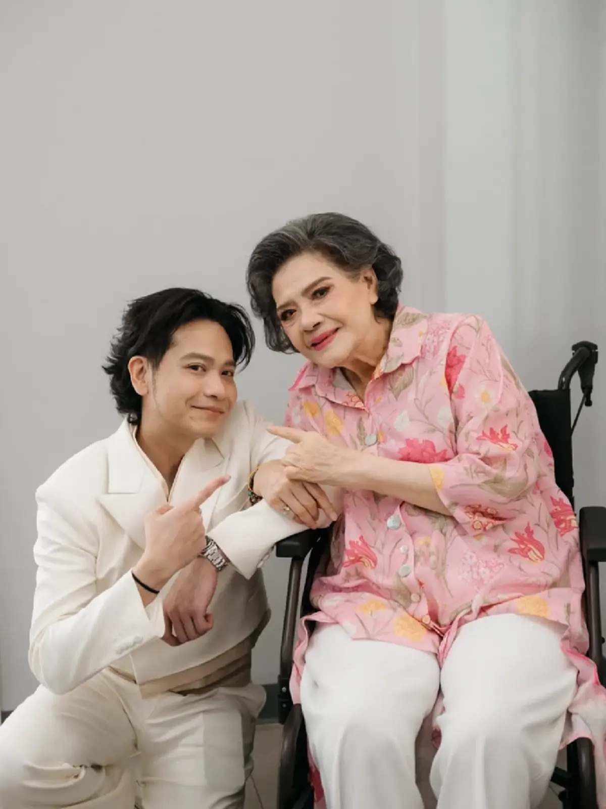 งดงามเหนือกาลเวลา! คิว ฟลัวร์ เผยภาพ “แม่เล็ก” วัย 84 ยังสง่างาม