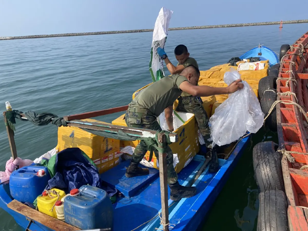 ศรชล.ตราด จับเรือกัมพูชาลอบขนเนื้อปูแช่แข็ง 60 กล่องเข้าไทย