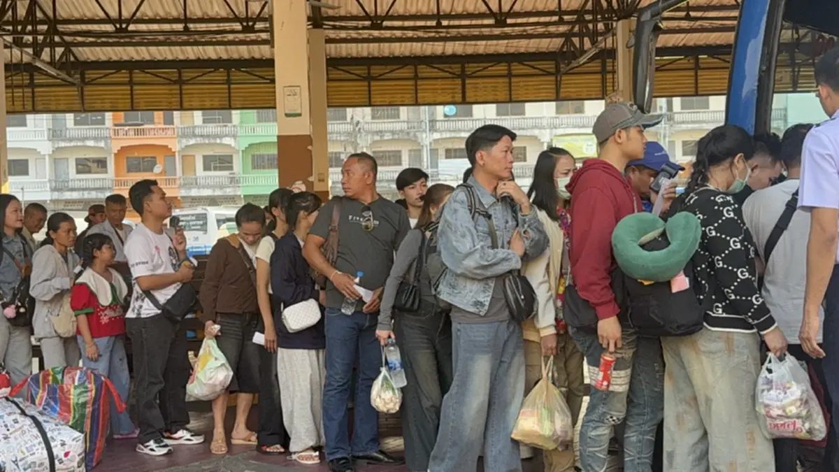 มุกดาหารคึก! แรงงานลาวแห่กลับบ้าน บขส.ตรึงราคาตั๋วถึง 19 เม.ย.