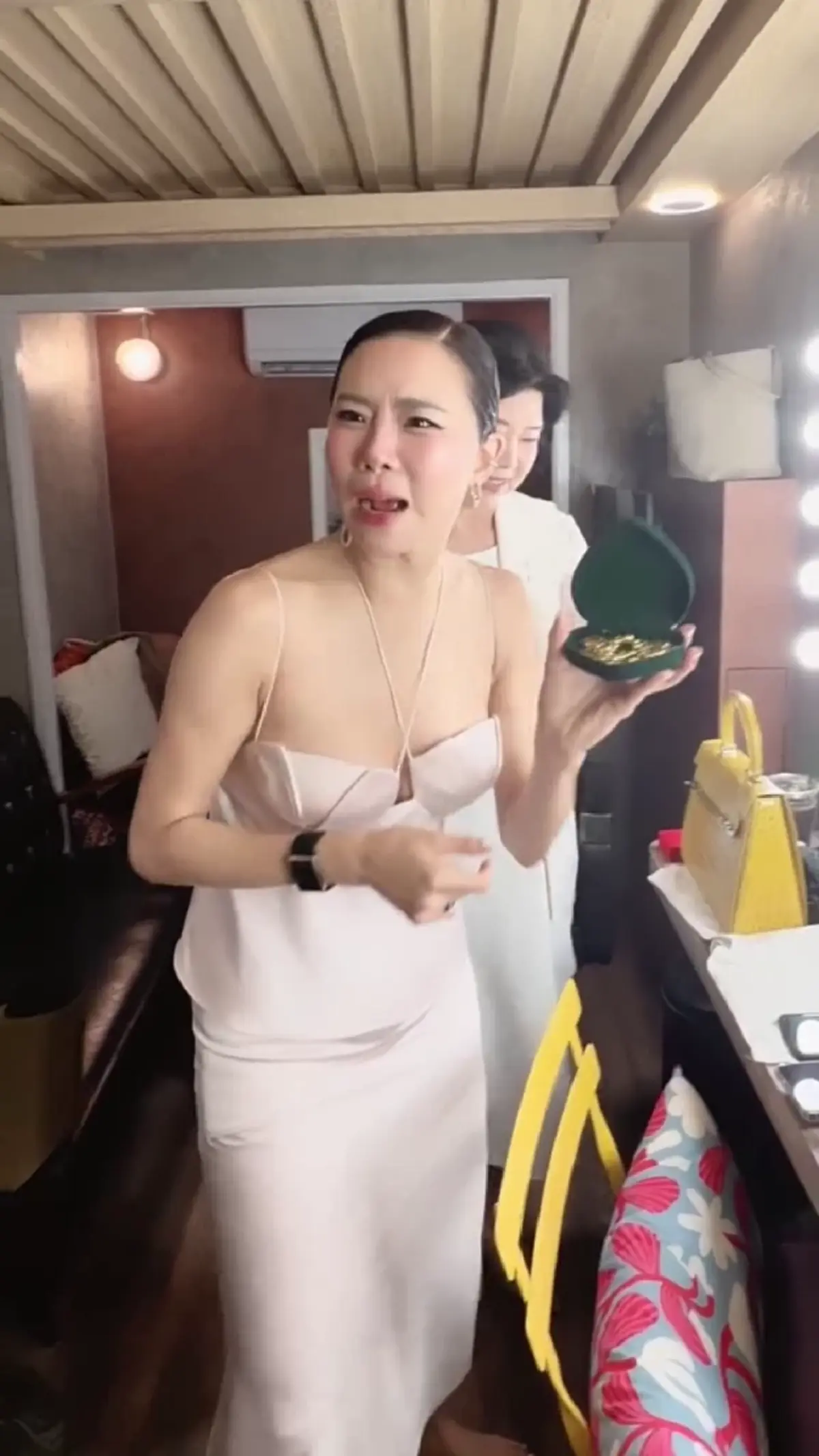 ถึงกับอยากได้บ้าง “คริส หอวัง” เปิดของรับไหว้จากคุณแม่