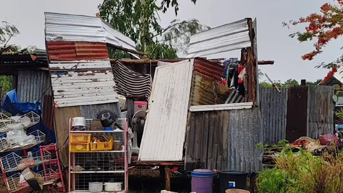 พายุถล่มโคราชร้านพังราบ ป้ารอดตายเชื่อบารมีพระสมเด็จฯ