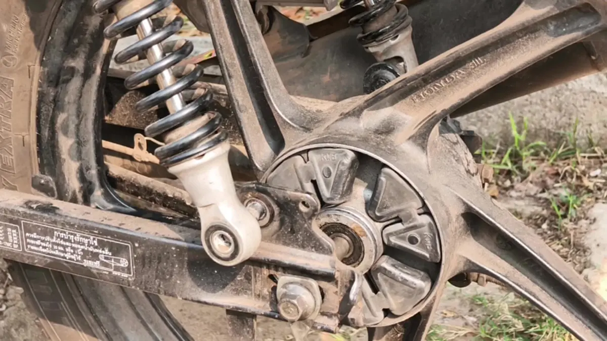 อุทาหรณ์ซ้อนท้าย! ชายเสื้อหล่นเกี่ยวสเตอร์ดึงแขนเด็ก 11 ปีติดล้อจนหัก