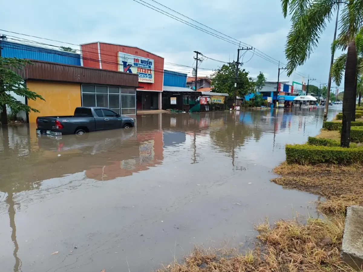 พายุฤดูร้อน! ถล่มกาฬสินธุ์ น้ำท่วมหนัก อ.สมเด็จ เร่งระบายด่วน