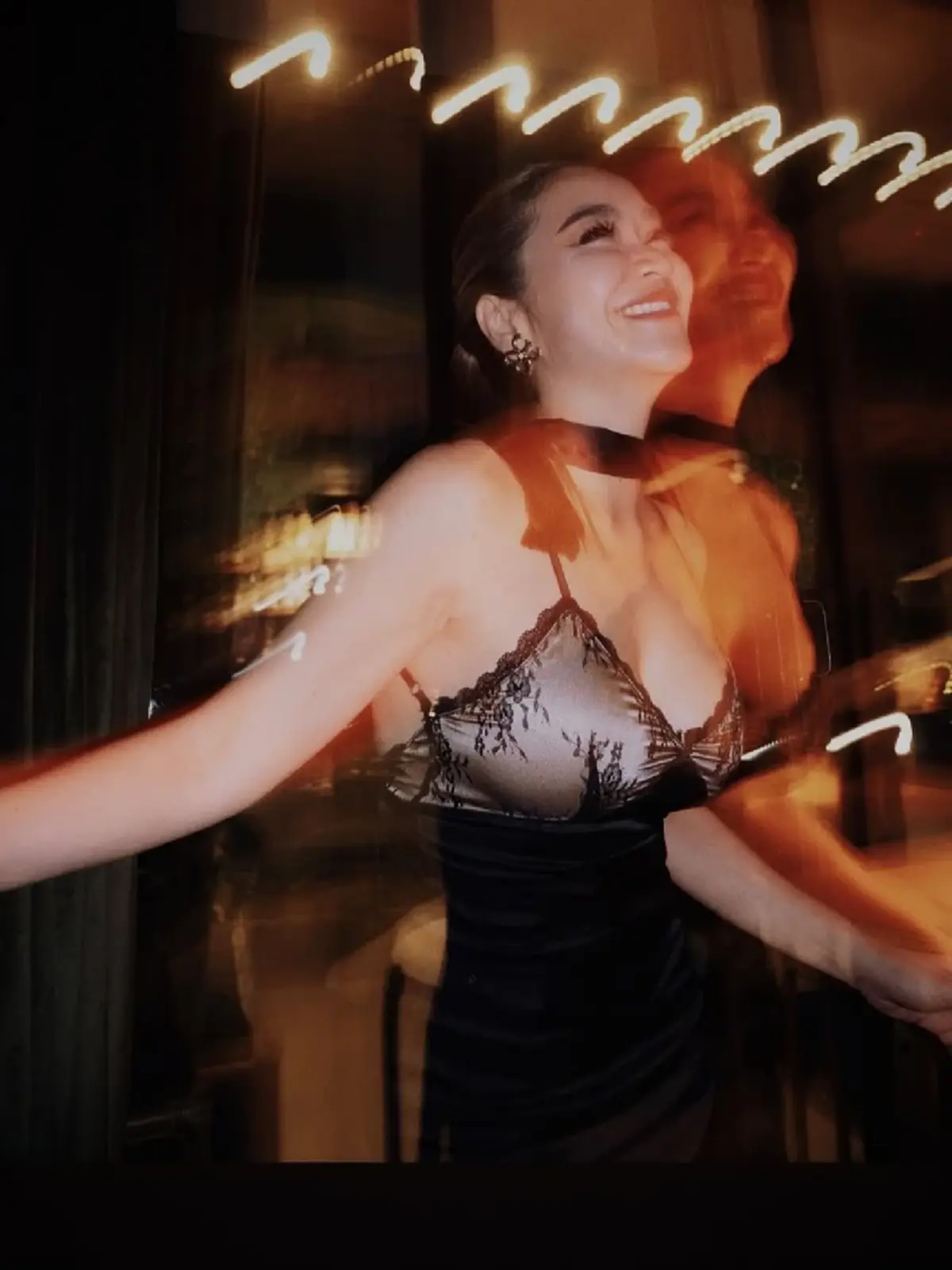 แซ่บสะเทือน จูน กษมา ศิลาชัย สลัดลุคแม่ลูกสี่ อวดหุ่นเป๊ะไฟลุก