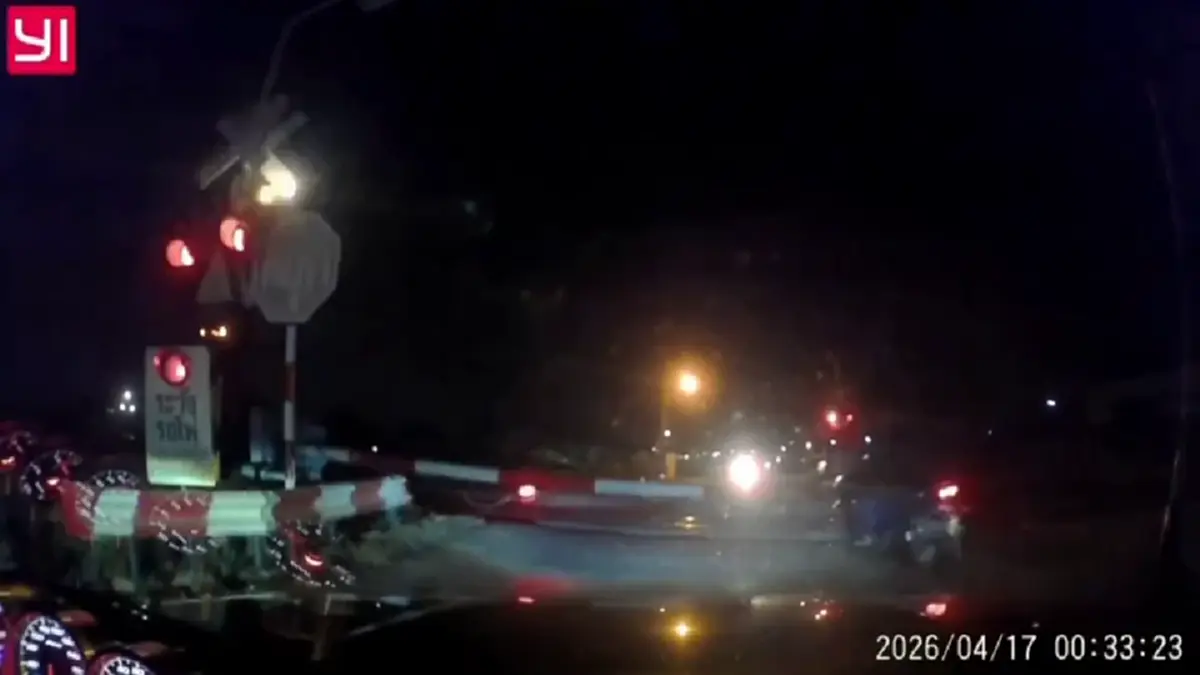 หวิดดับเสี้ยววินาที! จยย. ฝ่าไม้กั้นรถไฟพานทอง กระบะบีบแตรช่วย