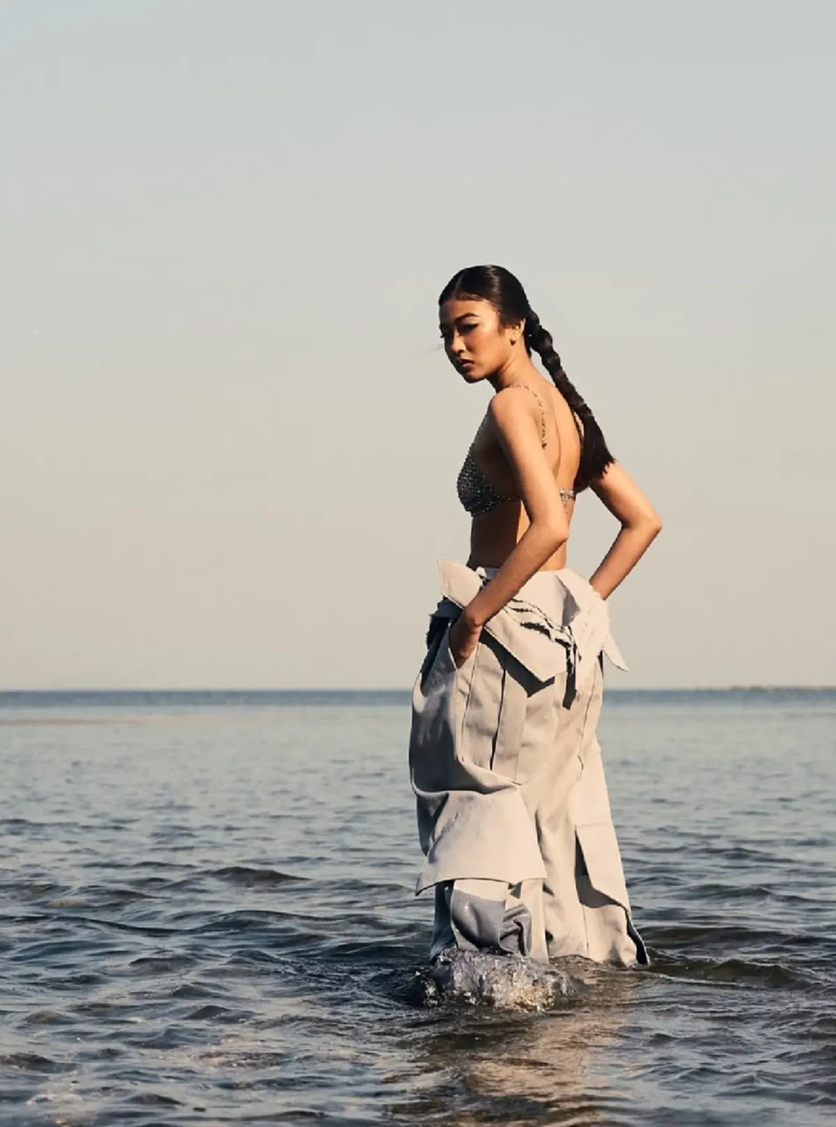 ไวรัลสนั่น นางแบบสาว  บราหลุดกลางรันเวย์ แต่เดินต่อสุดมืออาชีพ