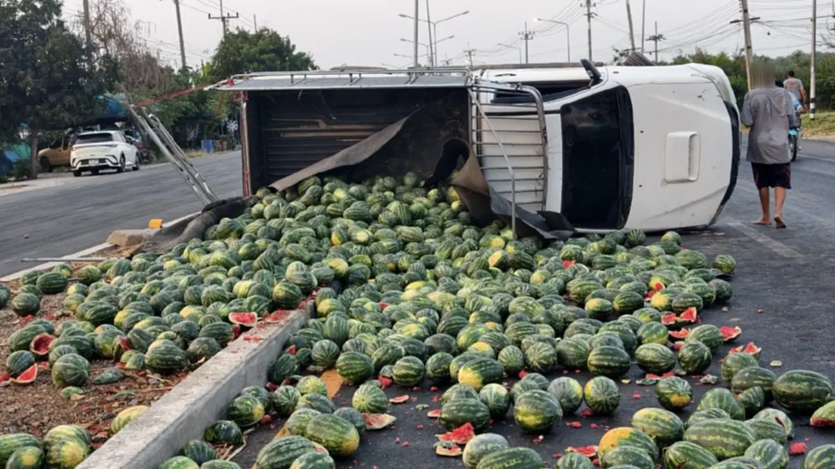 ยางระเบิดรถคว่ำ! ลุงขนแตงโมกลับบ้านไม่ถึงฝัน โชคดีรอดหวุดหวิด
