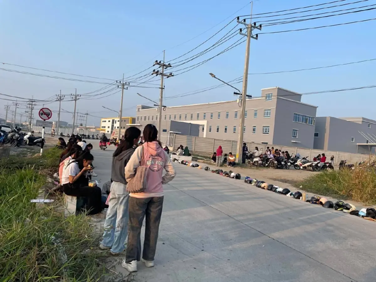 หนุ่มสาวแห่สมัครงานโรงงานเปิดใหม่ ยอมนอนรอข้ามคืน แม้รับ 30 อัตรา