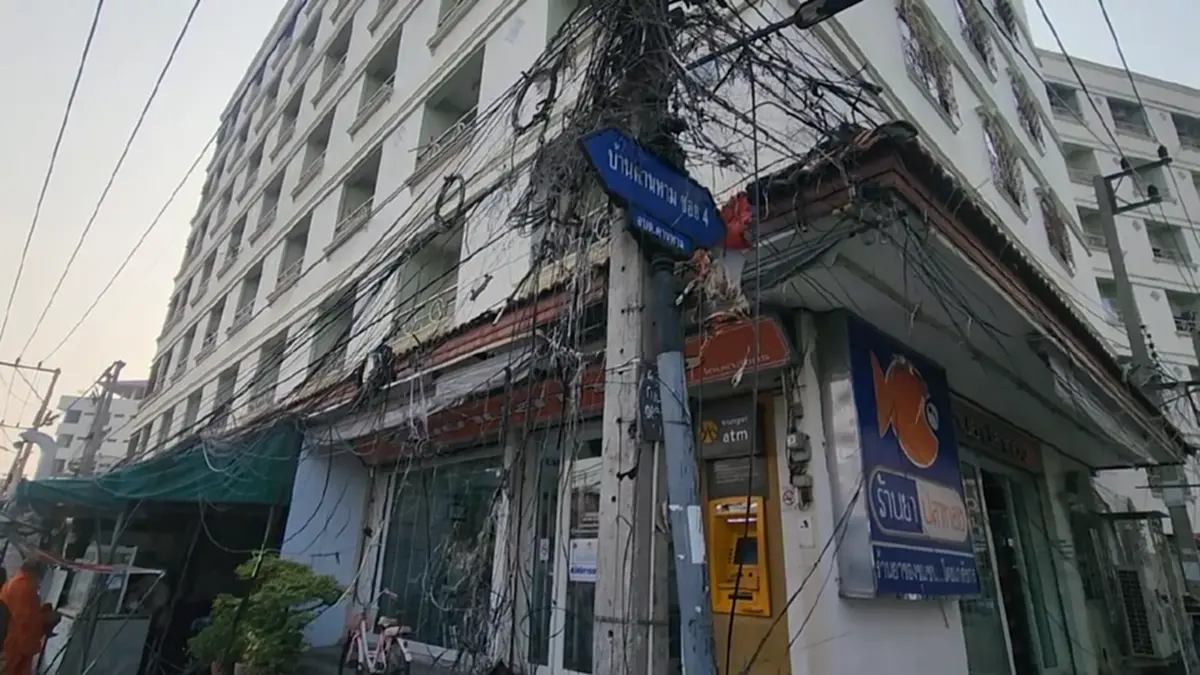 ไฟไหม้สายสื่อสารอยุธยาวอด ชาวบ้านผวาสายห้อยระโยงระยางหน้าบ้าน