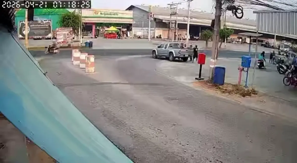 ระทึกราชบุรี! กระบะลืมเบรคมือไหลขวางถนน หวิดถูกชนซ้ำ