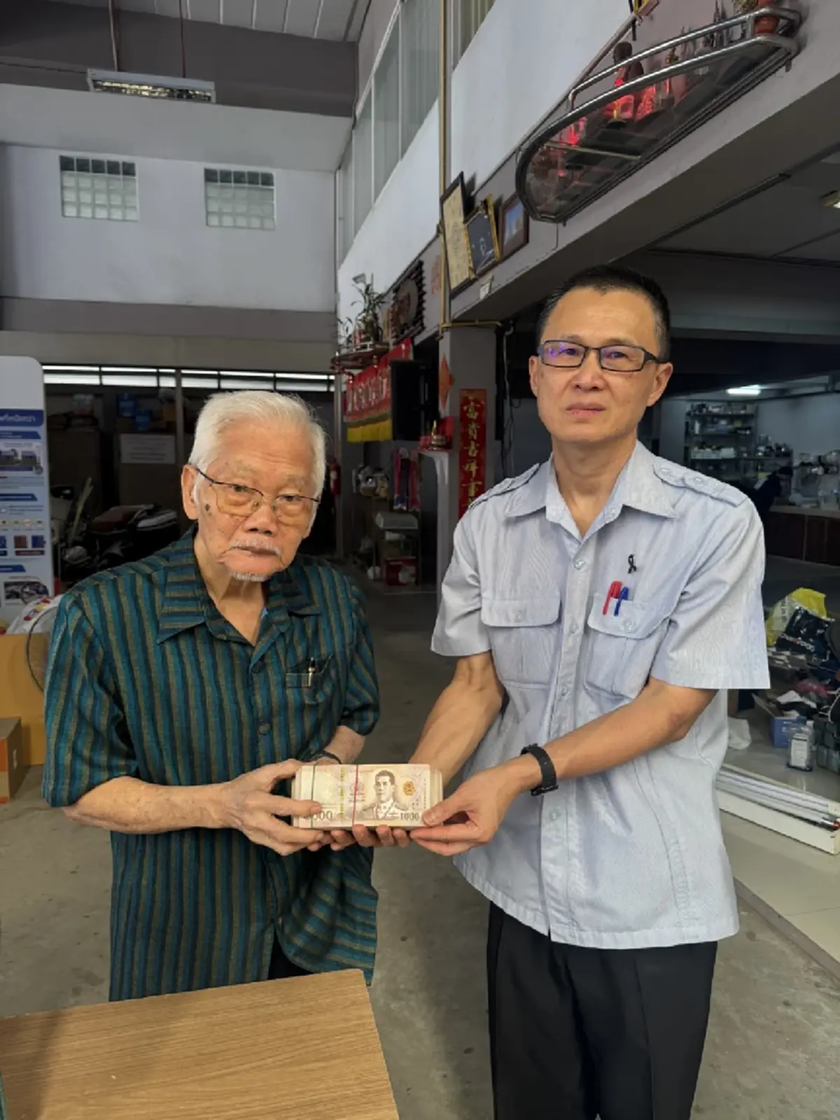 เผยโฉม เศรษฐีใจบุญ บริจาคเงิน 5 แสน ให้โรงพยาบาลอุ้มผาง