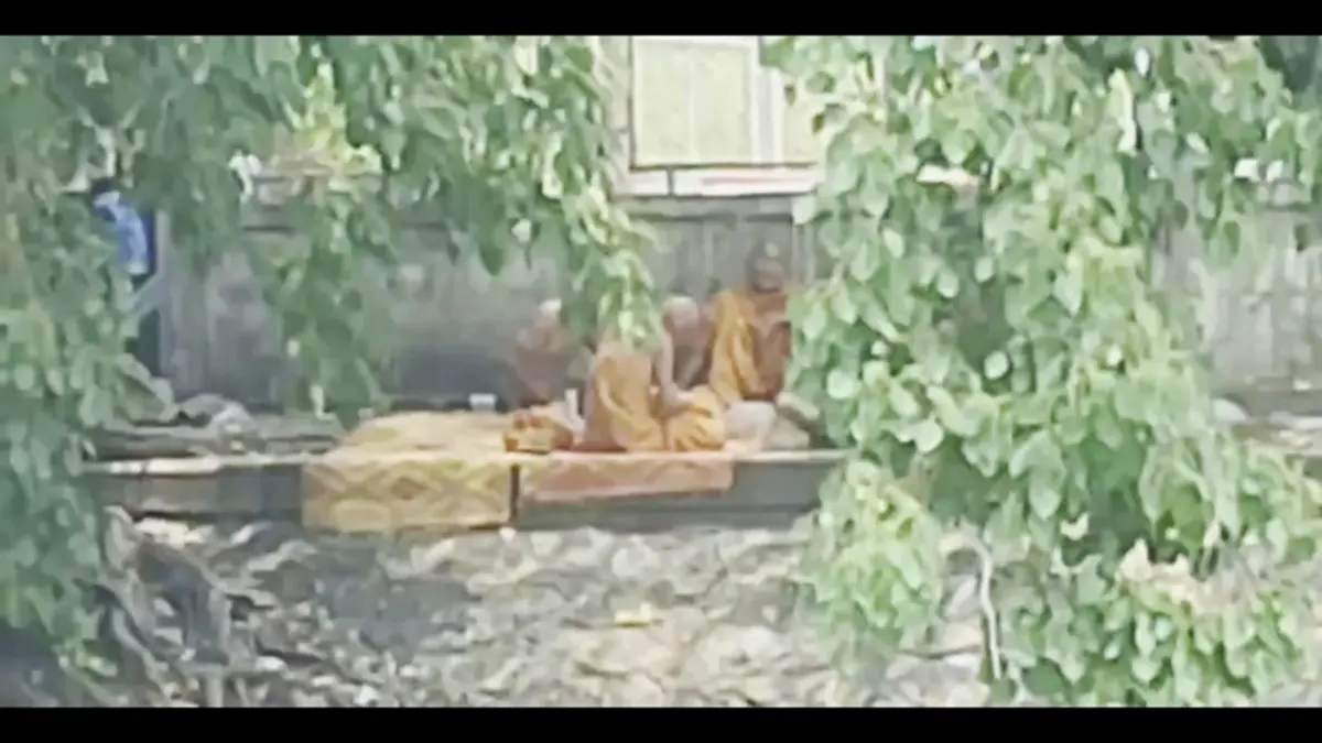 รุดตรวจใต้โพธิ์ยักษ์ พบหลักฐานแก๊งห่มเหลืองมั่วสุมดมสารเสพติด