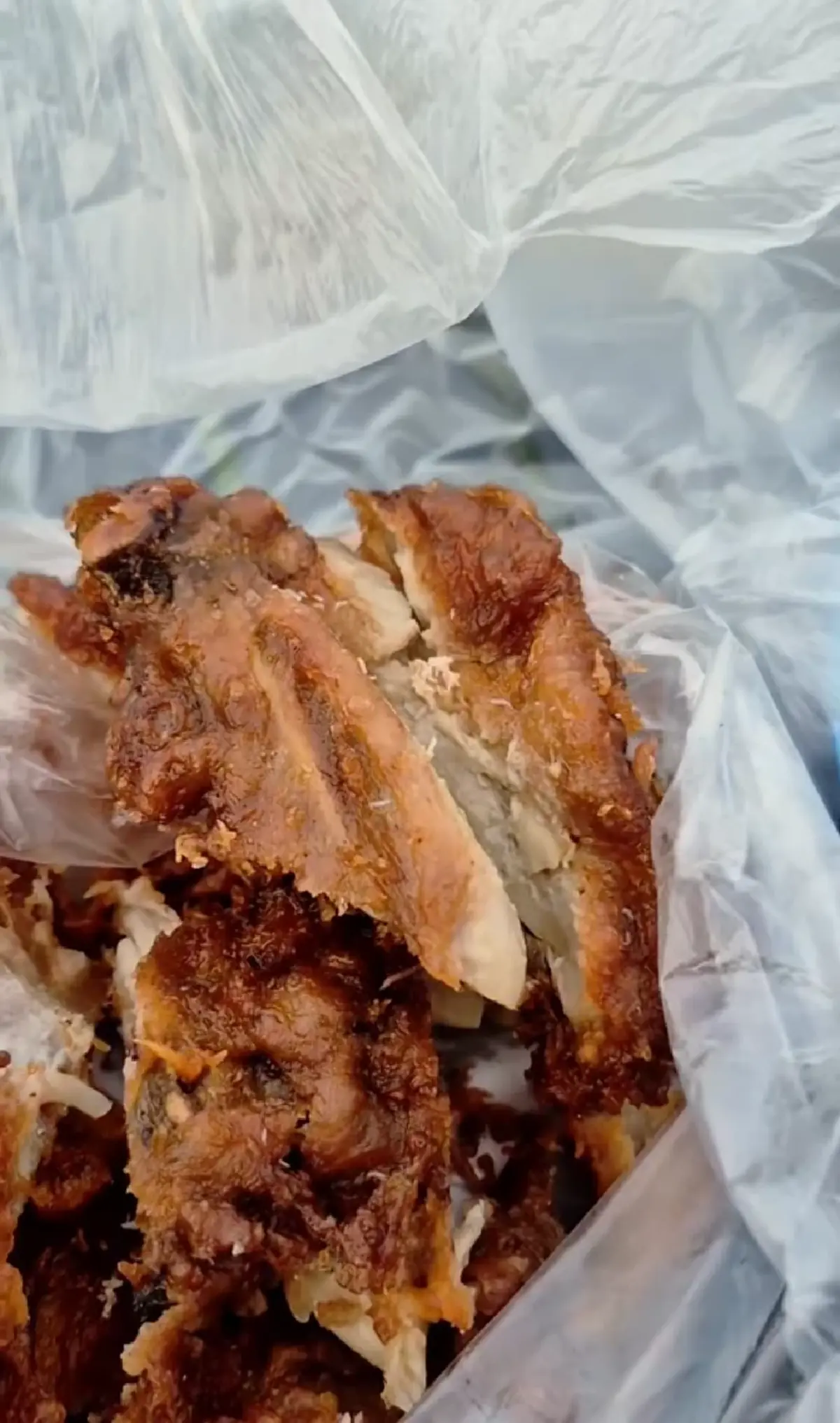 สาวสะดุ้ง ซื้อไก่ทอดจากตลาดนัด กัดไปแล้วหลายคำ ก่อนเจอภาพสยอง