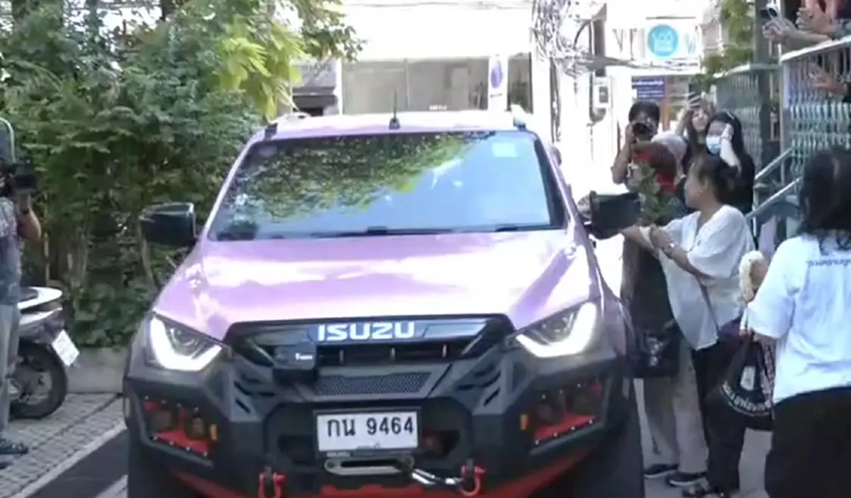 เลขทะเบียนรถ "ทราย สก๊อต" เดินทางไปพบ "อ.ปานเทพ" ขอคำปรึกษา กม.