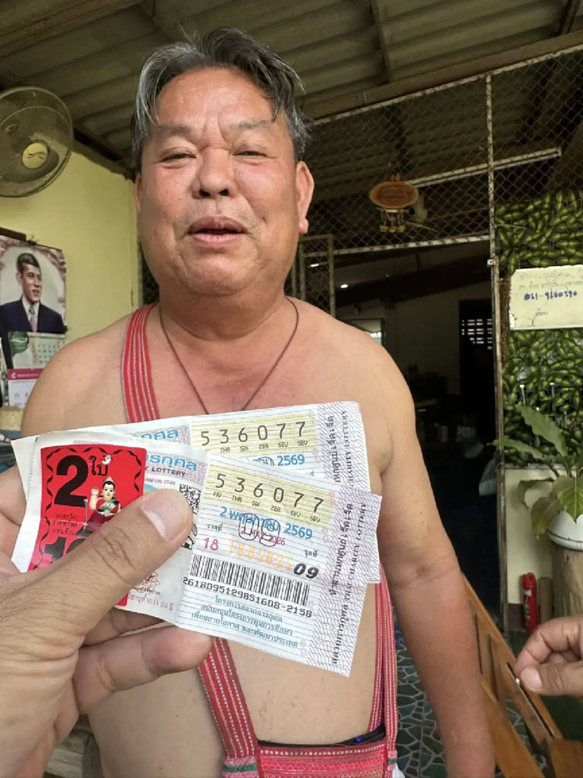 เฮลั่นหมู่บ้าน หนุ่มใหญ่แม่แตง ถูกรางวัลที่ 1 รับ 12 ล้านไปนอนกอด