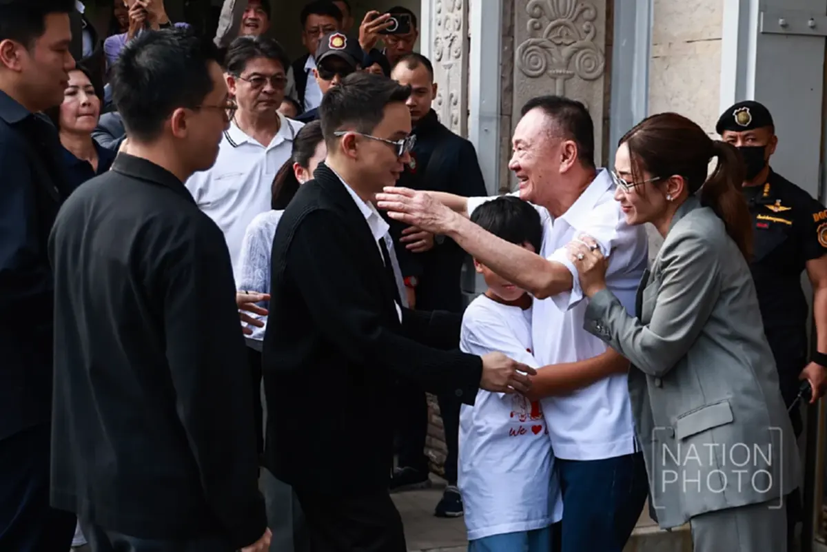เปิดทะเบียนรถ "ทักษิณ ชินวัตร" นั่งกลับบ้านจันทร์ส่องหล้า