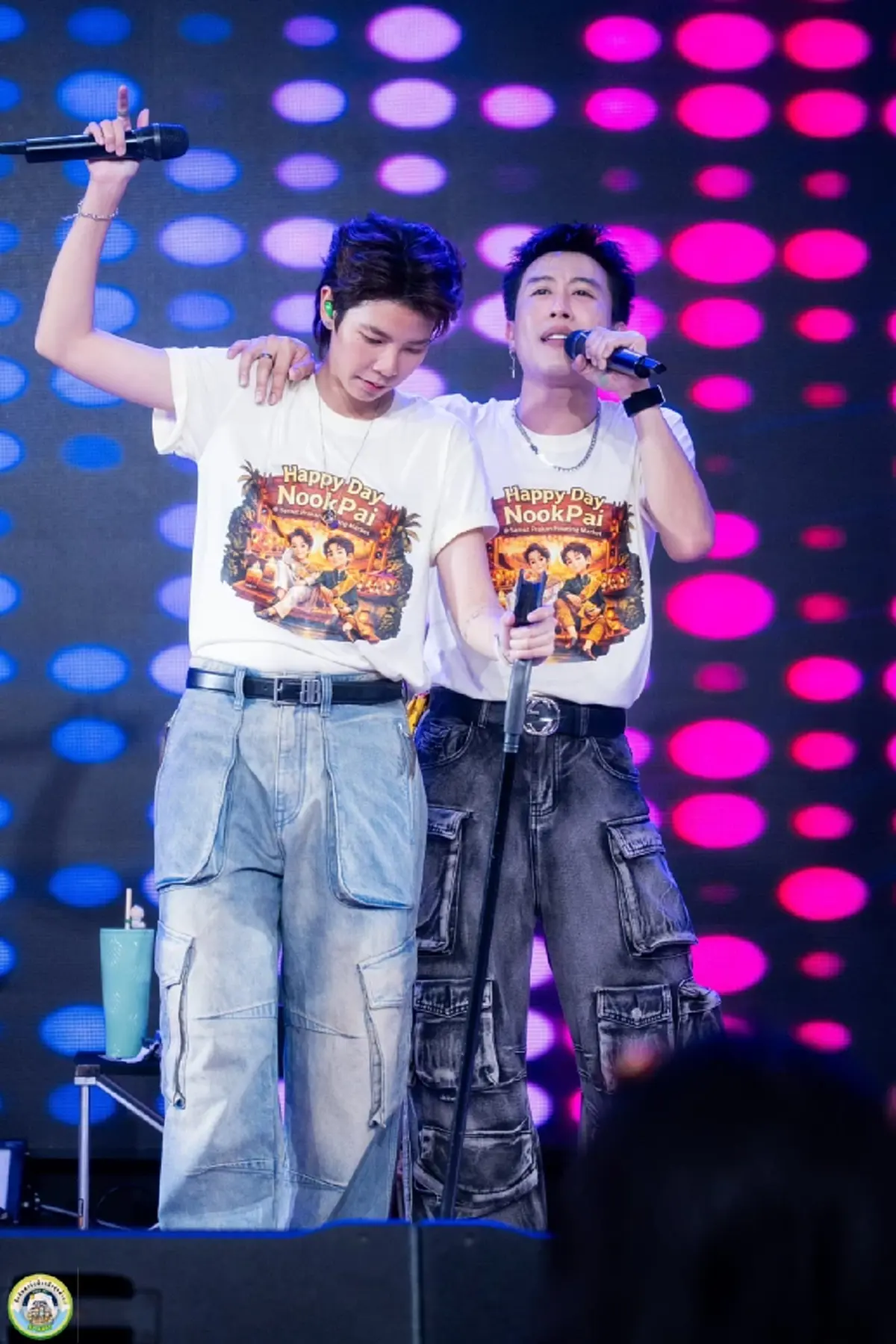 “นุ๊ก-ปาย” เสิร์ฟความสุข แฟนคลับแห่แน่นตลาดน้ำสมุทรปราการ