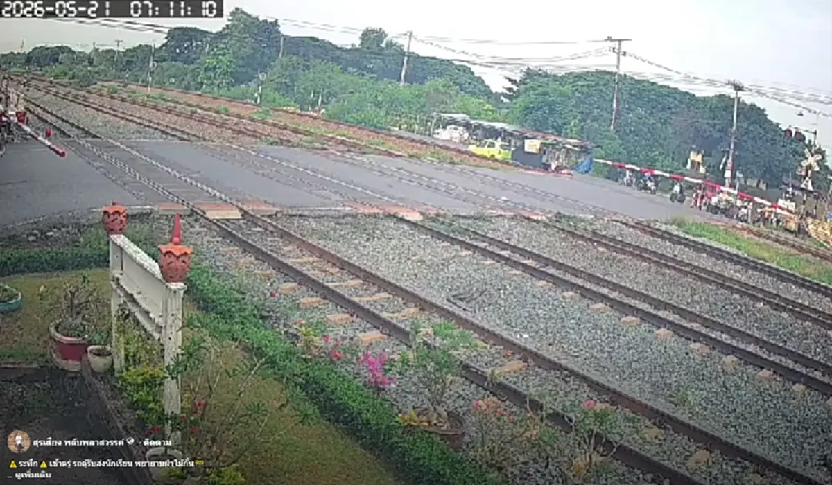 ระทึก รถตู้รับส่งนักเรียน จอดคาราง ในช่วงที่รถไฟกำลังใกล้เข้ามา