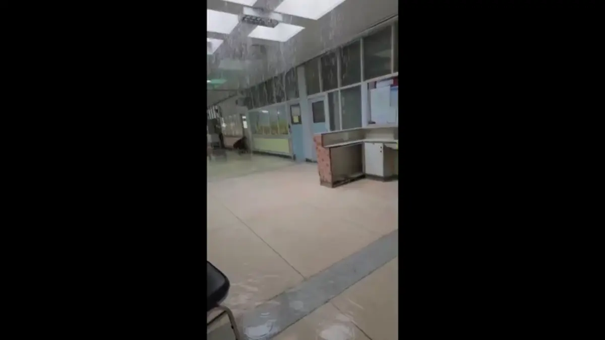 รพ.สุราษฎร์ฯ น้ำรั่วทะลุเพดาน คนไข้หนีวุ่นหลังฝนถล่ม