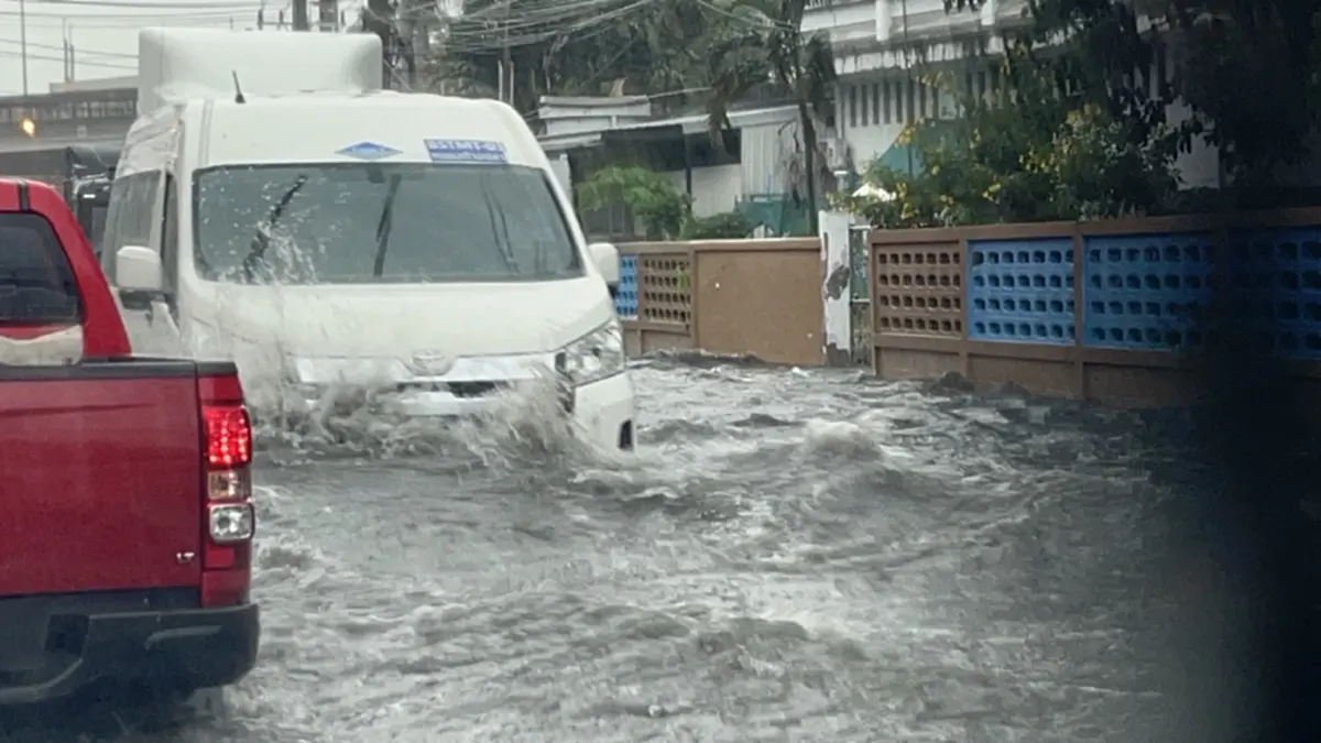 ศรีราชาอ่วม! ฝนถล่ม 2 ชม. น้ำท่วมแยกเขาน้ำซับ รถเล็กผ่านไม่ได้