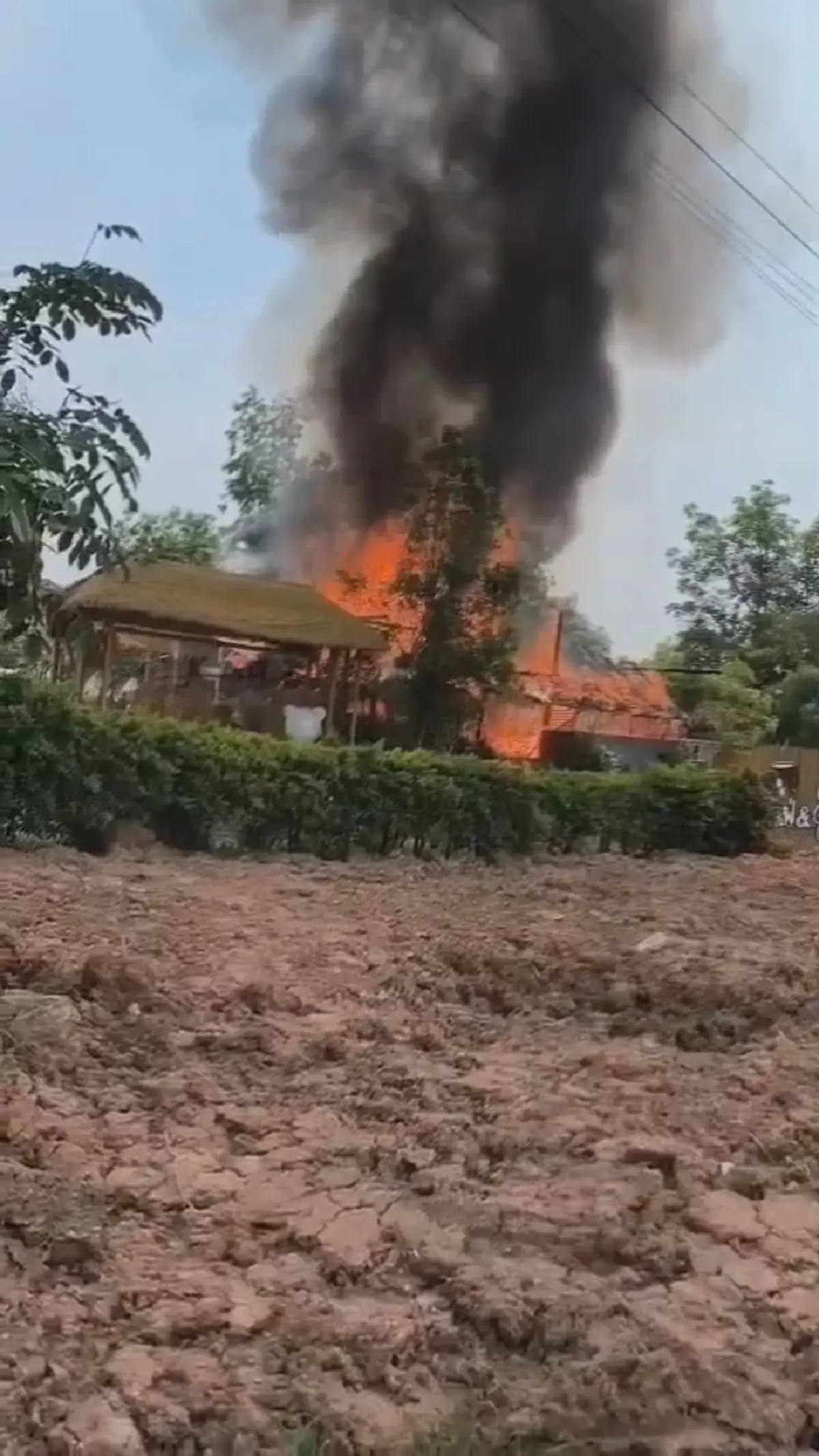 ระทึก! ไฟไหม้คาเฟ่ดังบัวใหญ่ วอดห้องครัวเสียหายนับแสน