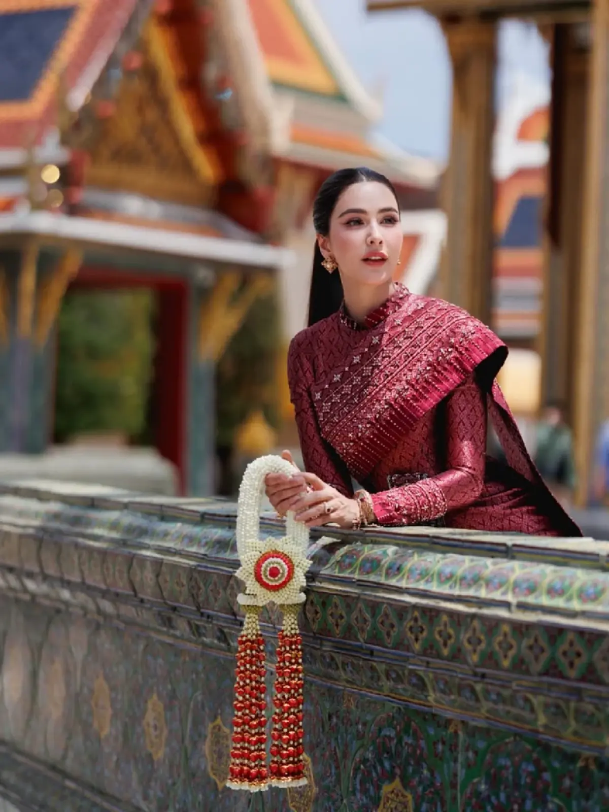 ศรีริต้า เจนเซ่น งดงามในชุดไทย  ควงครอบครัวทำบุญวันเกิดสามี