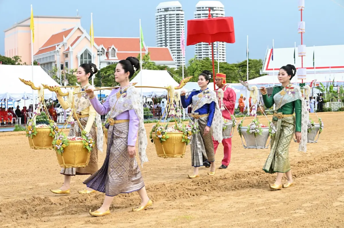 เผยโฉม "เทพีคู่หาบทอง-หาบเงิน"พระราชพิธีพืชมงคลจรดพระนังคัลแรกนาขวัญ 2569